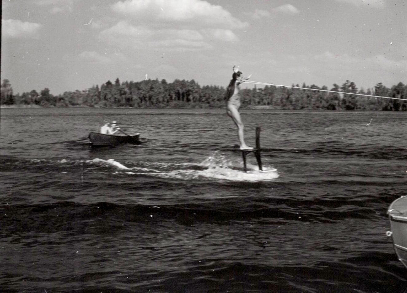 Waterskiing, a naturist history